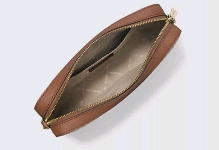 💯mk jet set vanilla sling bag (Category: Luxury Bags & Wallets) located in San Luis. Submitted by scarlet012 (Listing ID 1470674983, Image 3). Description: 💯guaranteed original sealed and brandnew with tag carcard and paper bag bought in US mk outlet.