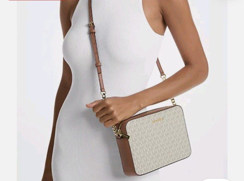 💯mk jet set vanilla sling bag (Category: Luxury Bags & Wallets) located in San Luis. Submitted by scarlet012 (Listing ID 1470674983, Image 1). Description: 💯guaranteed original sealed and brandnew with tag carcard and paper bag bought in US mk outlet.