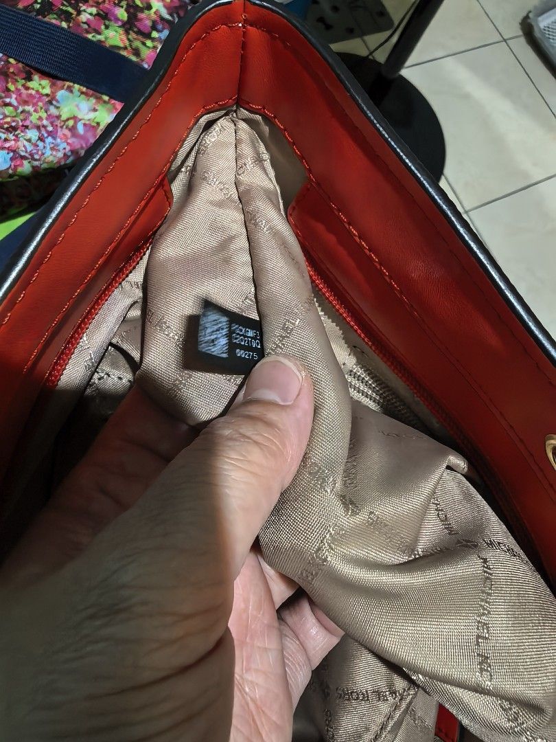 MK jetset tote bag (Category: Luxury Bags & Wallets) located in Manila. Submitted by khulet2008 (Listing ID 1470693816, Image 3). Description: MK medium tote bag in red color Excellent condition. Can pass as new. Clean. Spacious..