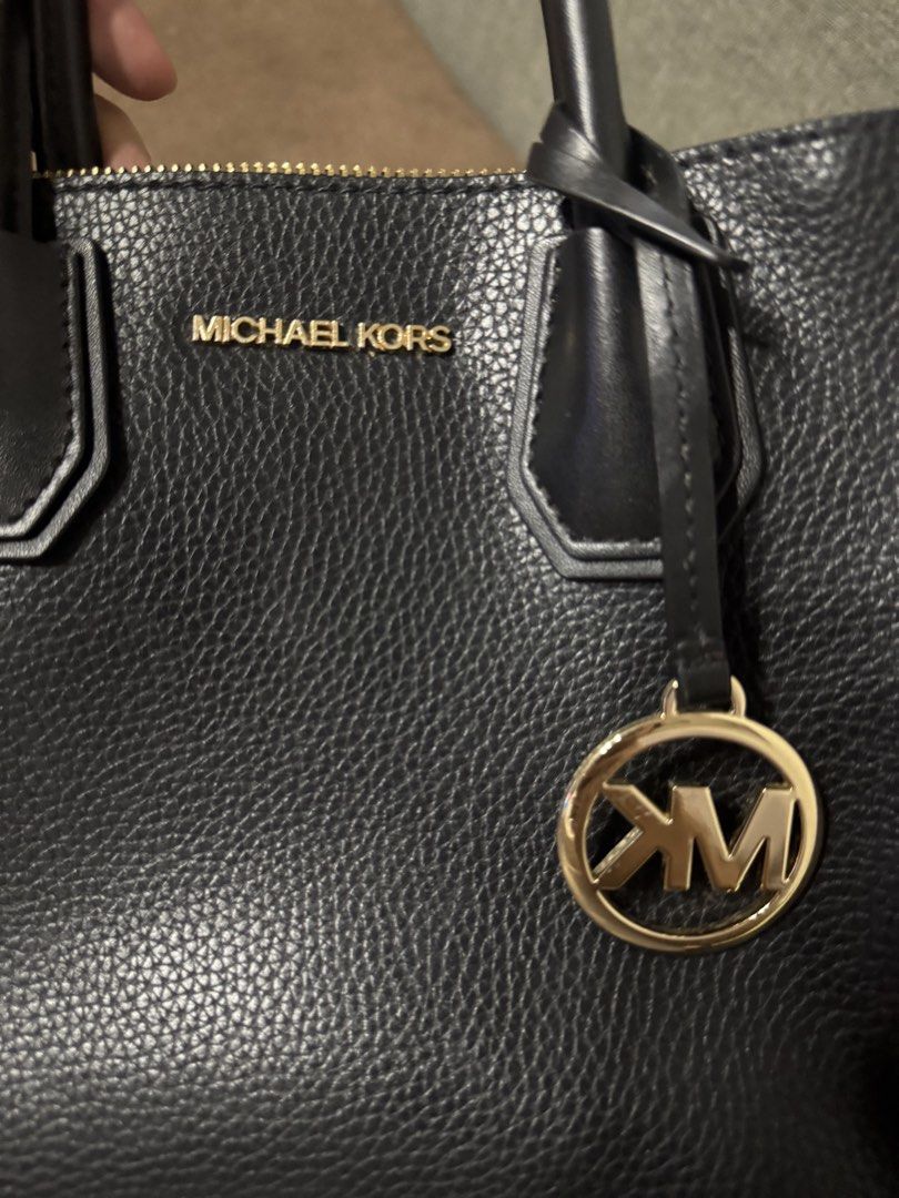 MK Mercer Medium Black (Category: Cross-body Bags) located in Baliuag. Submitted by blueeyeswhitedragon2020 (Listing ID 1470641799, Image 2). Description: .