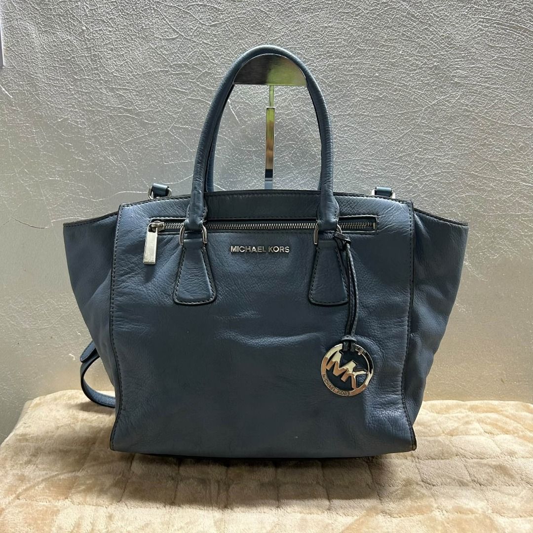 MK SHOULDER BAG WITH SLING (Category: Shoulder Bags) located in Caloocan City. Submitted by j3ngsanity (Listing ID 1470580963, Image 1). Description: ISSUE : INK STAIN SA LOOB / MIN SIGN OF USAGE / MIN LEATHER SCRATCH.