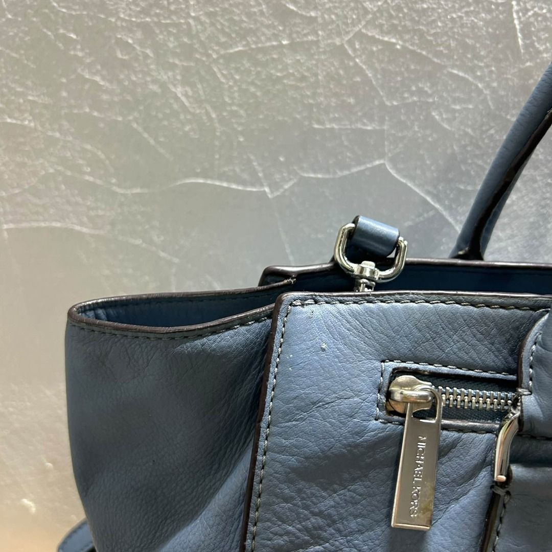 MK SHOULDER BAG WITH SLING (Category: Shoulder Bags) located in Caloocan City. Submitted by j3ngsanity (Listing ID 1470580963, Image 3). Description: ISSUE : INK STAIN SA LOOB / MIN SIGN OF USAGE / MIN LEATHER SCRATCH.