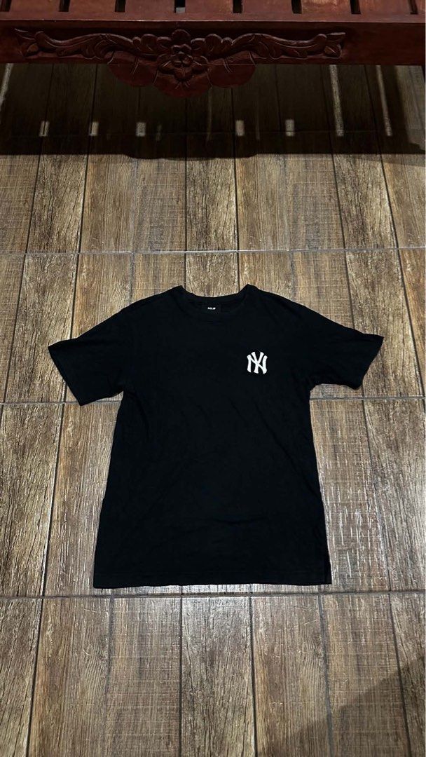 MLB BIG LOGO (Category: Shirts) located in Manila. Submitted by urban.vintage (Listing ID 1470593330, Image 2). Description: ISSUE: NONE (NEED WASH) MOP :GCASH (NO COD) SHIP VIA: LALAMOVE & J&T LOCATION: PASIG CITY LENGTH: 27 WIDTH :19.