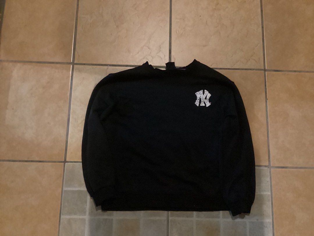 Mlb Yankees Sweater (Category: Coats, Jackets and Outerwear) located in Manila. Submitted by jellythrift.ph (Listing ID 1470720565, Image 1). Description: .