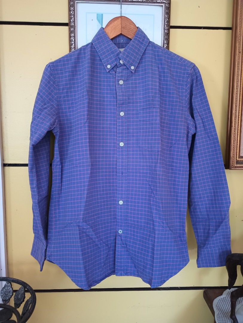 Modern Oxford by THE GAP (Category: Formal Shirts) located in Las Pinas. Submitted by preloved_manila (Listing ID 1470578739, Image 1). Description: Size SMALL 21x27.