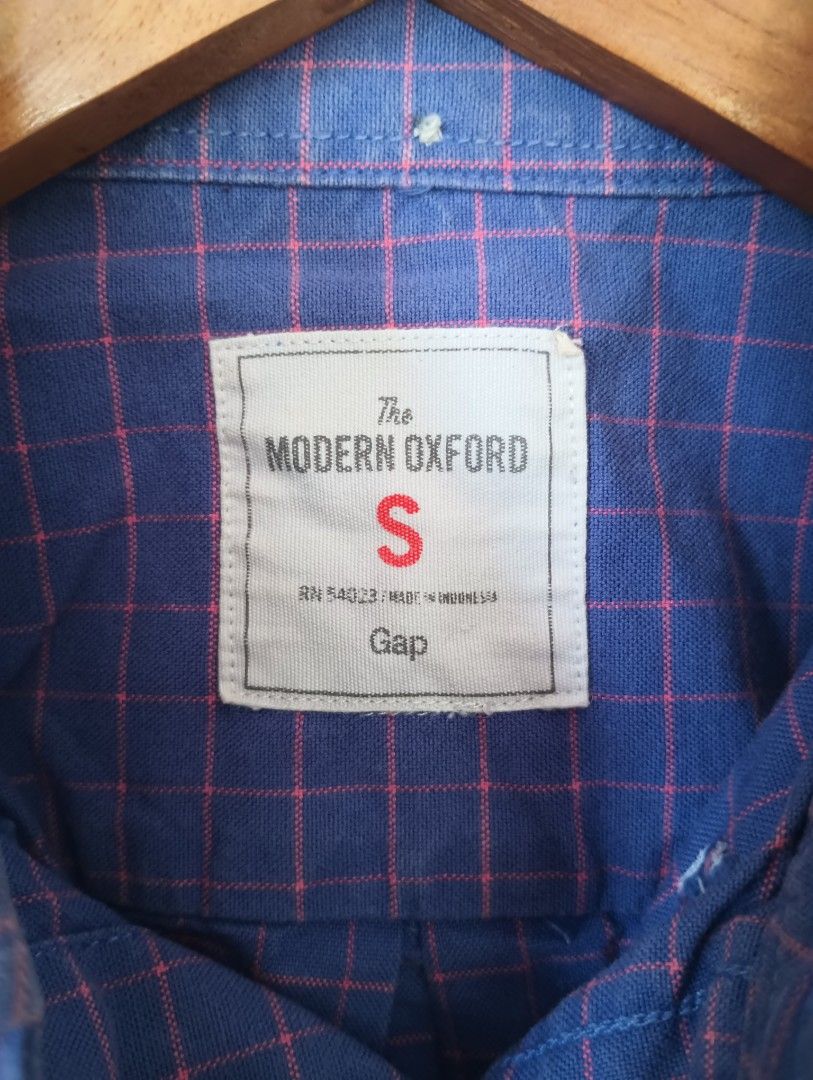 Modern Oxford by THE GAP (Category: Formal Shirts) located in Las Pinas. Submitted by preloved_manila (Listing ID 1470578739, Image 2). Description: Size SMALL 21x27.