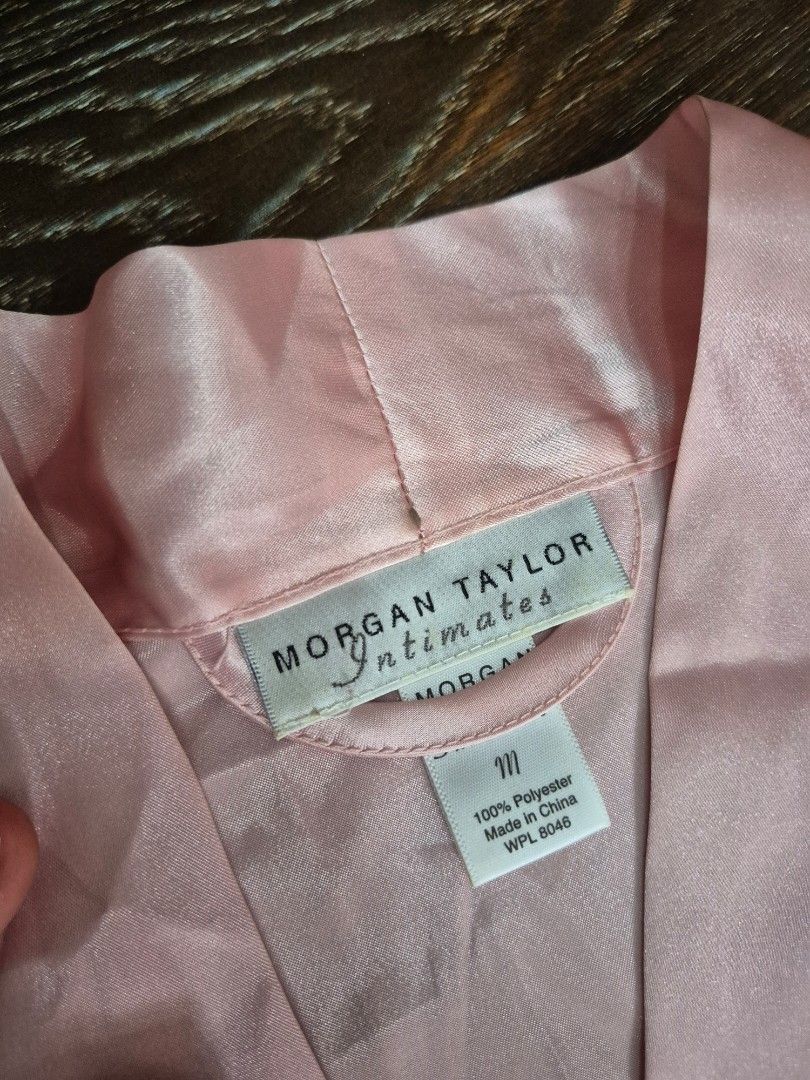 Morgan Taylor Pink Robe (Category: Undergarments & Loungewear) located in Santa Cruz. Submitted by deenem (Listing ID 1470568953, Image 3). Description: Like New😍👌 No flaws👌 Can fit M-L Asian (Measurements laid flat in inches) Bust:21 Armhole:10 Lenght: 35.