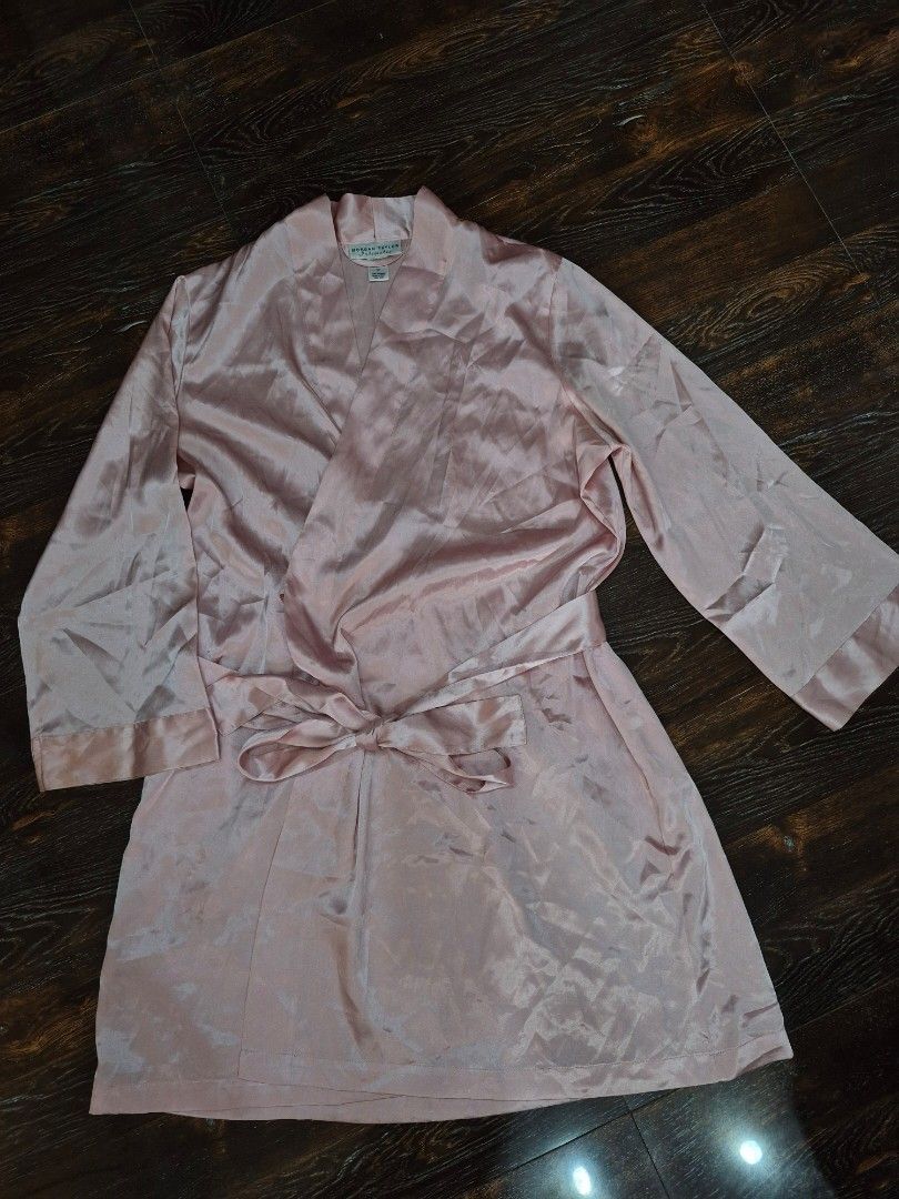 Morgan Taylor Pink Robe (Category: Undergarments & Loungewear) located in Santa Cruz. Submitted by deenem (Listing ID 1470568953, Image 2). Description: Like New😍👌 No flaws👌 Can fit M-L Asian (Measurements laid flat in inches) Bust:21 Armhole:10 Lenght: 35.