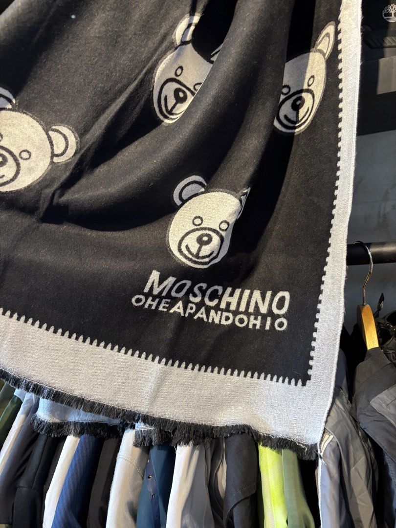 Moschion Scarf (Category: Luxury Apparel) located in San Fernando. Submitted by kayemanalac_05 (Listing ID 1470723561, Image 1). Description: .