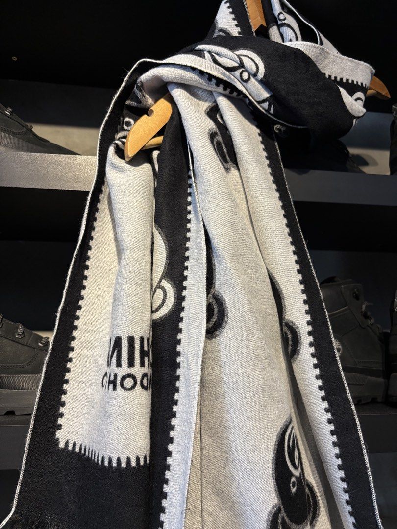 Moschion Scarf (Category: Luxury Apparel) located in San Fernando. Submitted by kayemanalac_05 (Listing ID 1470723561, Image 2). Description: .