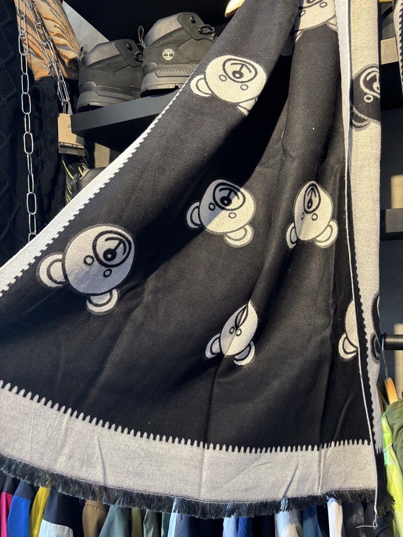 Moschion Scarf (Category: Luxury Apparel) located in San Fernando. Submitted by kayemanalac_05 (Listing ID 1470723561, Image 3). Description: .