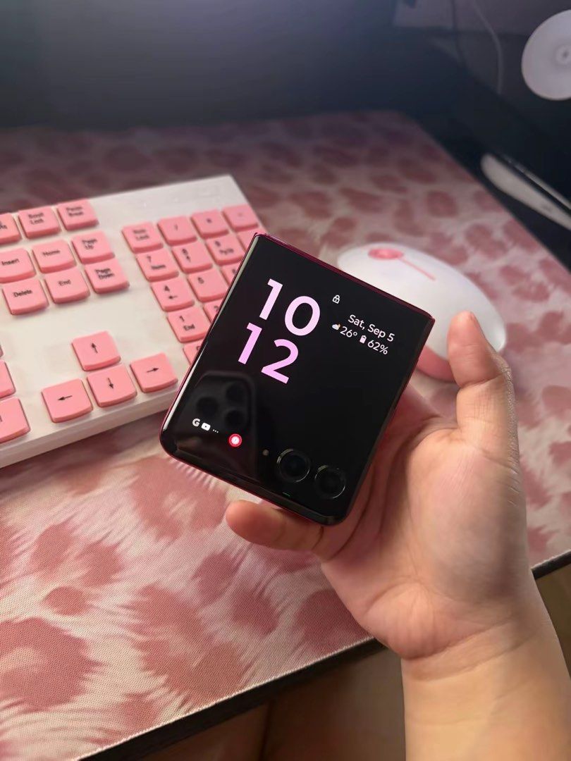 MOTOROLA RAZR 50 ULTRA (Category: Motorola) located in Taguig. Submitted by megdeclutter (Listing ID 1470598610, Image 3). Description: WITH BOX AND ORIGINAL CHARGER.