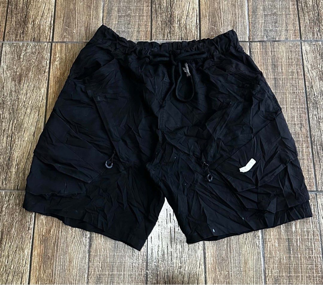 MULTIPOCKET SHORTS (Category: Shorts) located in Manila. Submitted by urban-vintage_2 (Listing ID 1470570738, Image 1). Description: ISSUE: PAINT STAIN (NEED WASH) MOP :GCASH (NO COD) SHIP VIA: LALAMOVE & J&T LOCATION: PASIG CITY LENGTH: 27 WIDTH : 32-34.