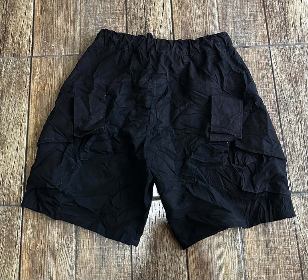 MULTIPOCKET SHORTS (Category: Shorts) located in Manila. Submitted by urban-vintage_2 (Listing ID 1470570738, Image 3). Description: ISSUE: PAINT STAIN (NEED WASH) MOP :GCASH (NO COD) SHIP VIA: LALAMOVE & J&T LOCATION: PASIG CITY LENGTH: 27 WIDTH : 32-34.