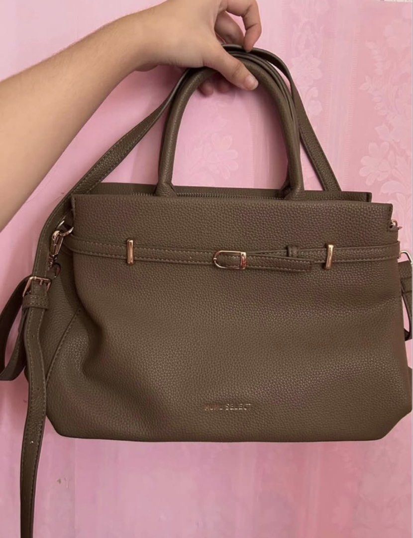 Mumu Select Brown Pebbled Leather Handbag with Crossbody Strap (Category: Shoulder Bags) located in Manila. Submitted by harmsluv (Listing ID 1470644913, Image 1). Description: MUMUSELECT LEATHER SLING BAG ✨NEVER been used — brand new condition! ✨No flaws / defects ✨Good as a School and Office bag ✨Actual picture posted 📸 (dm for details) ✨Bought for ₱500 (blackapp) ✨Delivery fee to be shouldered by the buyer ✨Location: Fairview, QC ✨Payment via