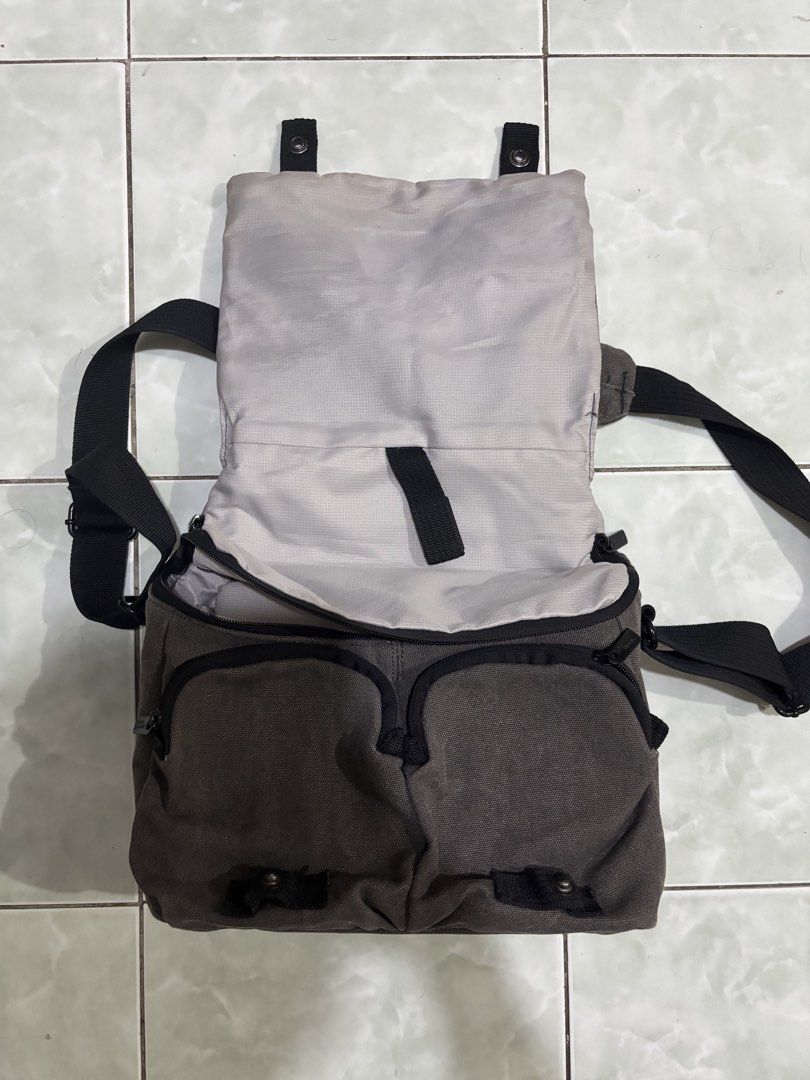 National Geographic Canvas Camera Messenger Bag (Category: Camera Bags & Carriers) located in Daraga. Submitted by hannieldustin (Listing ID 1470654219, Image 2). Description: - Authentic National Geographic canvas messenger bag in versatile grey - Sturdy and durable fabric showing minimal signs of use - Adjustable shoulder strap with a comfortable padded grip - Flap closure with dual front pockets and secure fastenings - Includes a removable pad