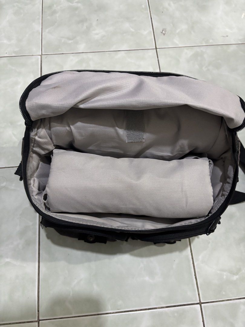 National Geographic Canvas Camera Messenger Bag (Category: Camera Bags & Carriers) located in Daraga. Submitted by hannieldustin (Listing ID 1470654219, Image 3). Description: - Authentic National Geographic canvas messenger bag in versatile grey - Sturdy and durable fabric showing minimal signs of use - Adjustable shoulder strap with a comfortable padded grip - Flap closure with dual front pockets and secure fastenings - Includes a removable pad