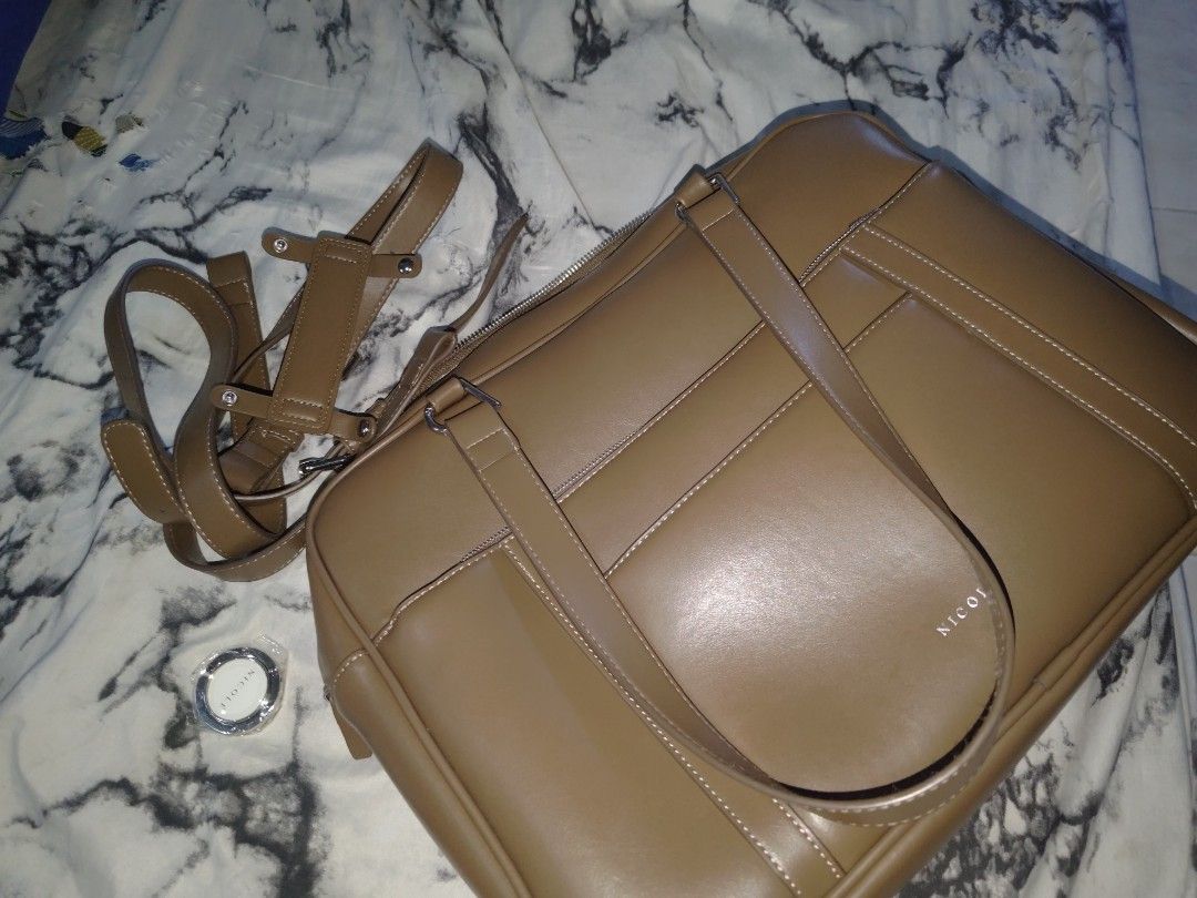 Nicole tote style bag in brown (Category: Tote Bags) located in San Fernando. Submitted by masterambrose13 (Listing ID 1470740334, Image 1). Description: .