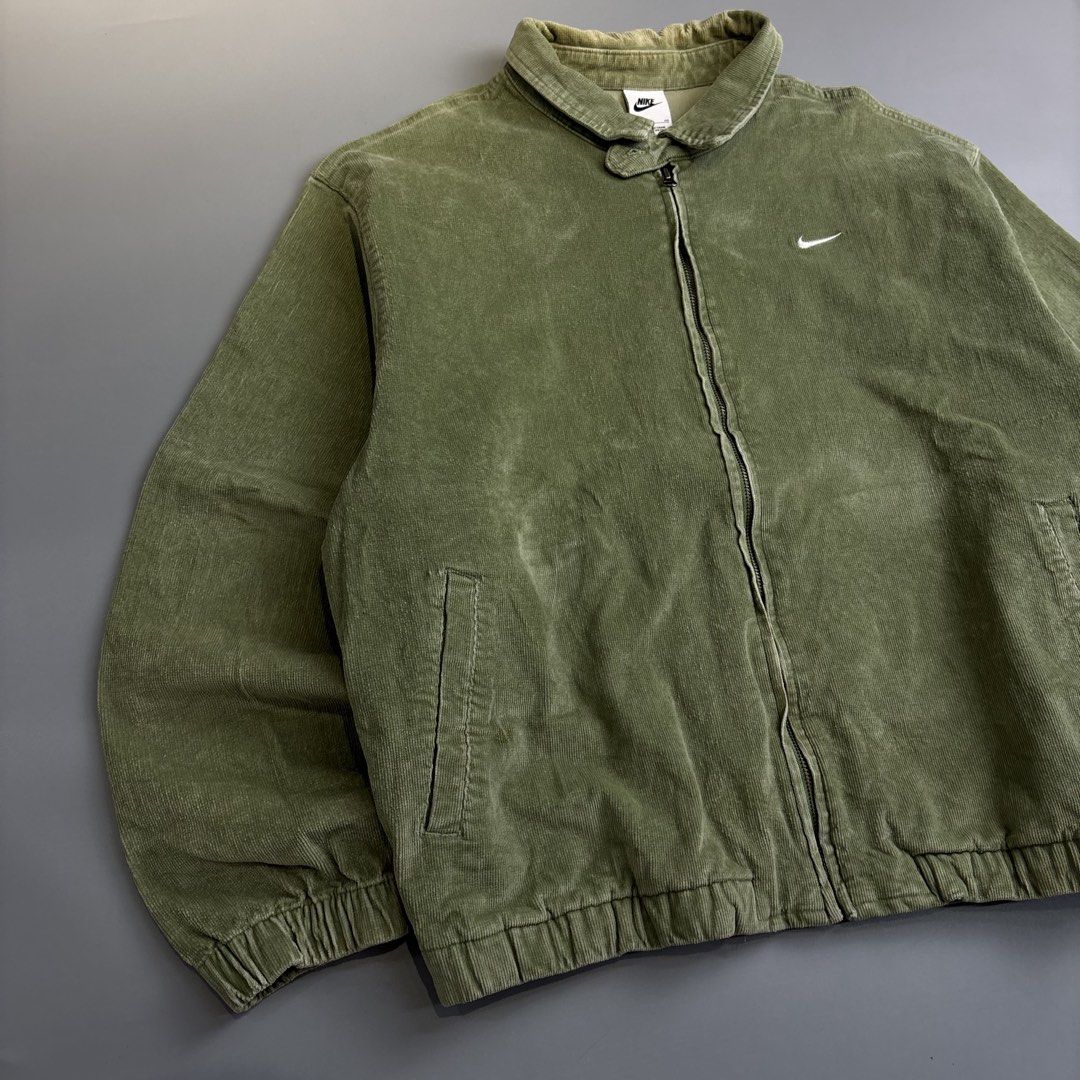 NIKE (Category: Coats, Jackets and Outerwear) located in Taguig. Submitted by the_rare_edit (Listing ID 1470664014, Image 3). Description: DIMENSIONS: 25x25 ISSUE: not sure if fade or stain yung neck COLOR RATE: 9.5/10 CONDITION: Excellent condition .