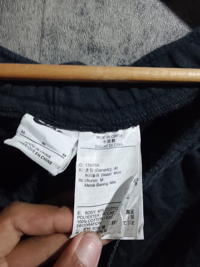 NIKE (Category: Shorts) located in Calabanga. Submitted by arvintroy11237 (Listing ID 1470691399, Image 3). Description: - NIKE - MEDIUM - EXCELLENT CONDITION - COLOR RATE 10/10 - NO ISSUE.