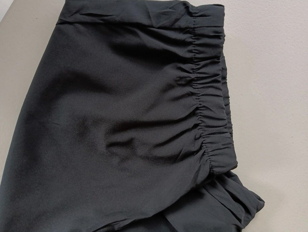 Nike Active Dri Fit Capri (Category: Activewear) located in Rizal. Submitted by timeless_shop (Listing ID 1470741144, Image 3). Description: ORIGINAL NIKE Revival Woven Capri Pants - Size MEDIUM - Dri-Fit Black ✨ 📏 Length: 26 inches - Capri 📏 Waistline: 14 inches 📏 Size Fit: 28-32 Waistline 🎨 Color: Black - buo pa kulay! Black na Black ✂️ Style: Revival Woven Capri elastic garter sa baba! 💯 Good Condition: 9.9/10 🎨 Color Rate: 9.9/10 - Buo 