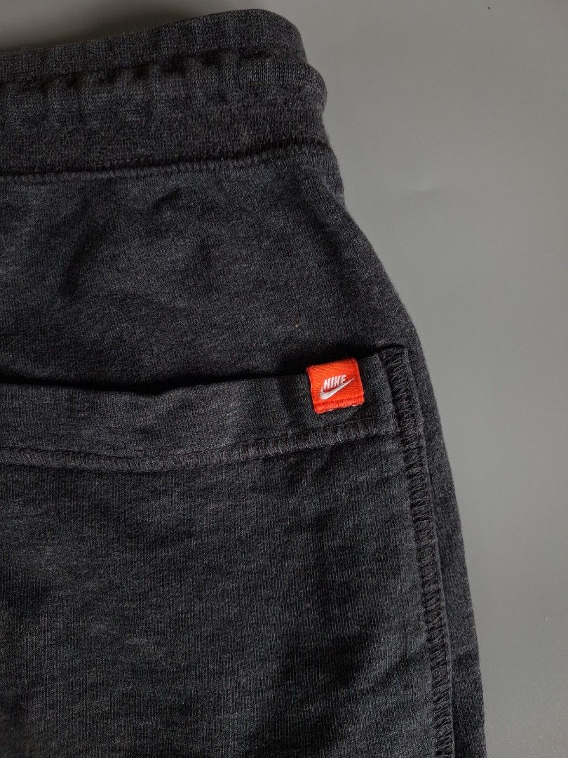 Nike Alumni charcoal grey sweatshorts with drawstring (Category: Shorts) located in Pamplona. Submitted by edrick_thrift (Listing ID 1470682957, Image 3). Description: N*ke Alumni Dark Grey shorts⚫️ ▫️as new ▫️excellent condition ▫️waist 30-34(stretchable) ▫️length 19 ▫️issue: minimal crackprint(last pic).
