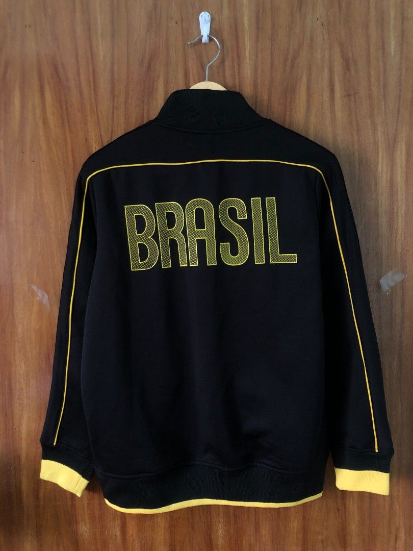 Nike Brasil Track Jacket (Category: Coats, Jackets and Outerwear) located in Baguio. Submitted by thrifty1.6 (Listing ID 1470637184, Image 2). Description: Nike Brasil Medium-Large Excellent Condition LOCATION: BAGUIO CITY.