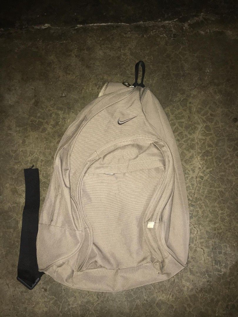 Nike Brown Multi-Pocket Sling Bag (OS) (Category: Sling Bags) located in Quezon City. Submitted by thriftyzx (Listing ID 1470709618, Image 1). Description: Nike Brown Multi-Pocket Sling Bag (OS) Condition: 9/10 Issue: yung isa nawala yung zipper then may hole sa likod no visible working all zipper 1500+SF Location: QC.