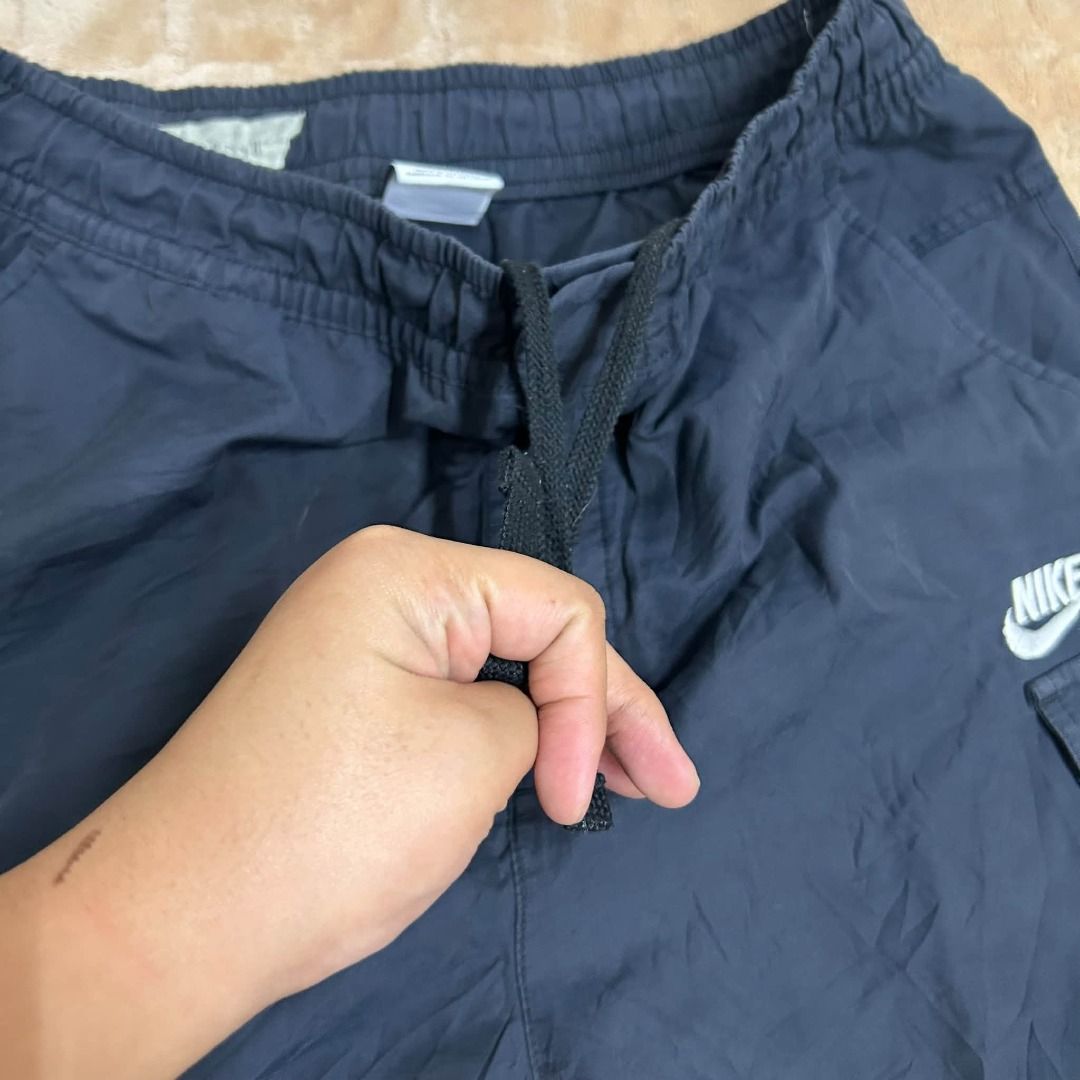 NIKE CARGO NYLON SHORT (Category: Shorts) located in Caloocan City. Submitted by j3ngsanity (Listing ID 1470666633, Image 3). Description: ISSUE : MINIMAL LOOSE THREAD ON LOGO COLOR RATE : 9 SIZE : 31-33x20x11.