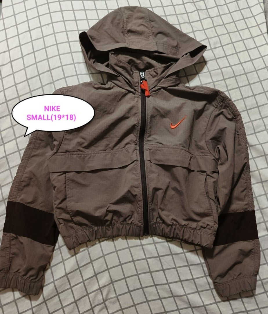 NIKE CROP JACKET SMALL(19*18) (Category: Others Tops) located in Quezon City. Submitted by ahyazheabea (Listing ID 1470648833, Image 3). Description: .