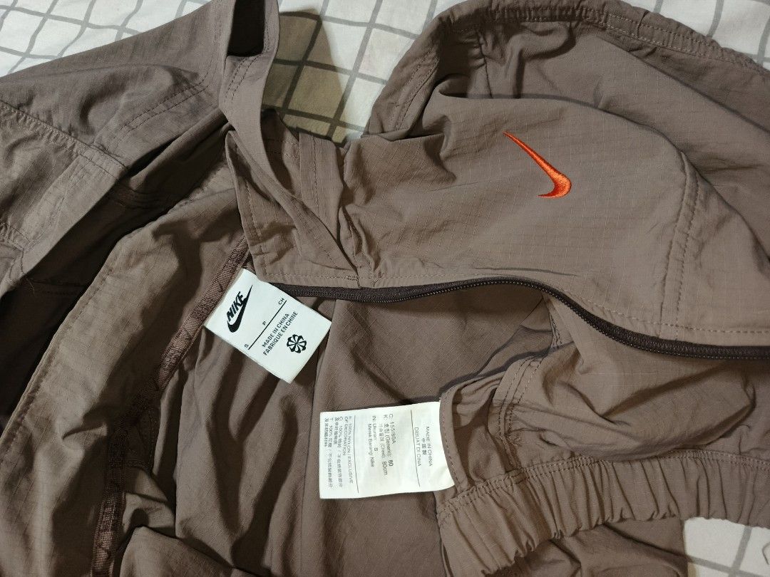 NIKE CROP JACKET SMALL(19*18) (Category: Others Tops) located in Quezon City. Submitted by ahyazheabea (Listing ID 1470648833, Image 2). Description: .