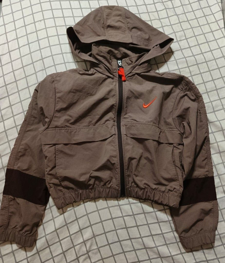 NIKE CROP JACKET SMALL(19*18) (Category: Others Tops) located in Quezon City. Submitted by ahyazheabea (Listing ID 1470648833, Image 1). Description: .