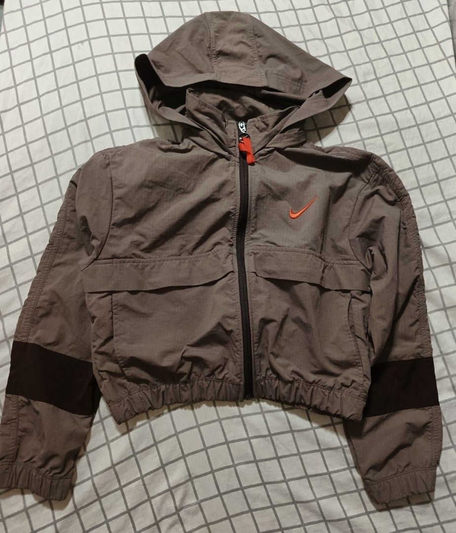NIKE CROP JACKET SMALL(19*18) (Category: Others Tops) located in Quezon City. Submitted by ahyaladyblue (Listing ID 1470654917, Image 2). Description: .