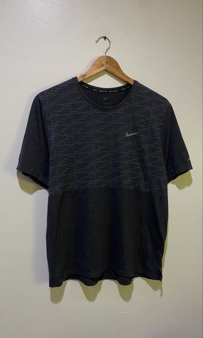 Nike dri fit (Category: Coats, Jackets and Outerwear) located in Nagcarlan. Submitted by nsh.c (Listing ID 1470610045, Image 1). Description: Excellent condition Asnew 10/10 Dimes:26X21 large No issue .