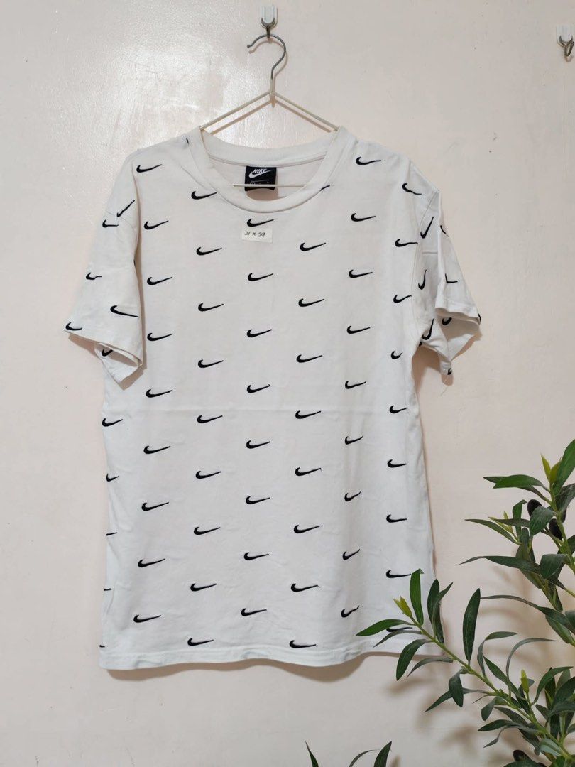 Nike Embroid Check Shirt (Category: Tshirts & Polo Shirts ) located in Bulacan. Submitted by whiteavenue (Listing ID 1470672213, Image 1). Description: dimes on photos pls zoom.