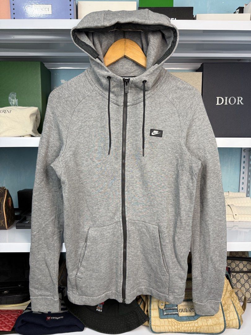 NIKE FULL ZIP (Category: Coats, Jackets and Outerwear) located in Quezon City. Submitted by generalmerchandiseph (Listing ID 1470735083, Image 3). Description: - NIKE CLUB FULL ZIP HOODIE - CARBON HEATHER GREY COLORWAY - SMALL NIKE PATCH - RED TAG OLD RELEASE - 19W X 26.5L DIMENSIONS - SMALL MENS BEST FITS - GOOD USED CONDITION - HONGKONG / JAPAN SOURCES - WASHED AND READY TO WEAR 🫧.