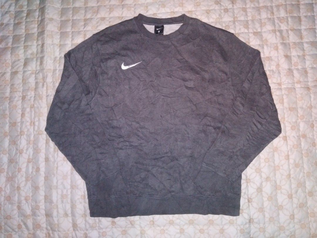 Nike Grey Sweatshirt Large (Category: Coats, Jackets and Outerwear) located in Zamboanga. Submitted by zhumhazhav (Listing ID 1470674427, Image 1). Description: Tag size medium Oversized Width 23 Length 27 Ash grey color way Excellent condition Color rate 9.7/10 Check all photos for details 450+shipping fee.