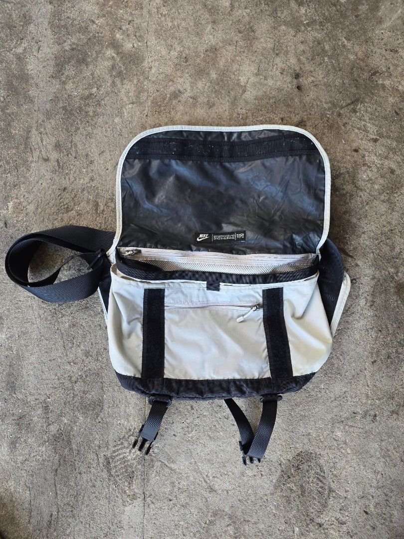 Nike Heritage Messenger bag (Category: Sling Bags) located in Bacolod City. Submitted by new_eddecatoria (Listing ID 1470571266, Image 2). Description: good condition authentic/legit sign of usage issue check last 2 photo, stain inside and also sticky glue sa front ng zipper.