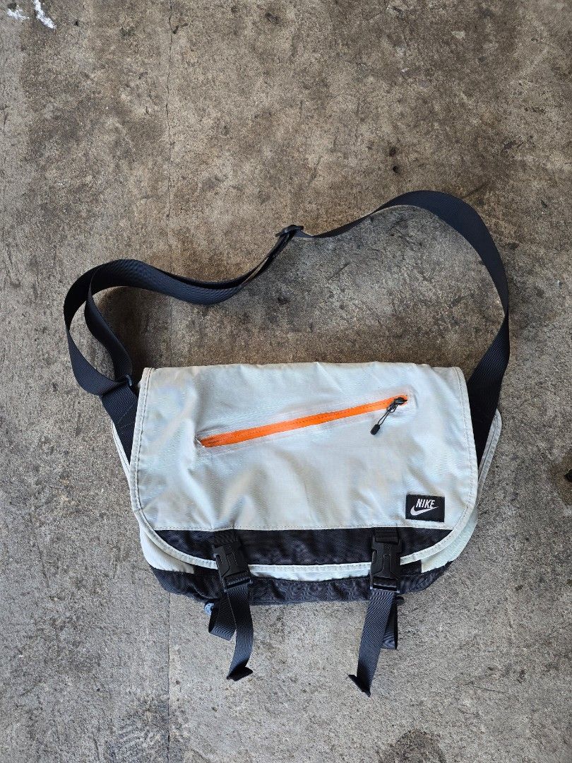 Nike Heritage Messenger bag (Category: Sling Bags) located in Bacolod City. Submitted by new_eddecatoria (Listing ID 1470571266, Image 1). Description: good condition authentic/legit sign of usage issue check last 2 photo, stain inside and also sticky glue sa front ng zipper.
