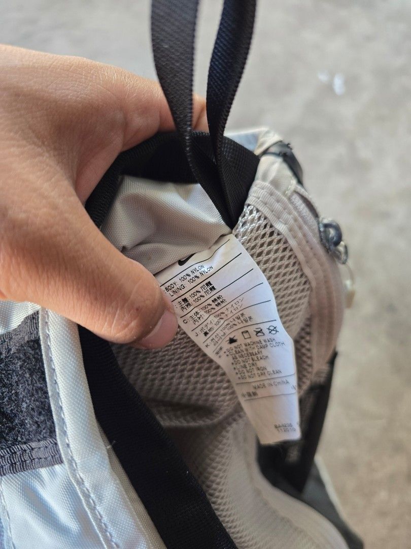Nike Heritage Messenger bag (Category: Sling Bags) located in Bacolod City. Submitted by new_eddecatoria (Listing ID 1470571266, Image 3). Description: good condition authentic/legit sign of usage issue check last 2 photo, stain inside and also sticky glue sa front ng zipper.