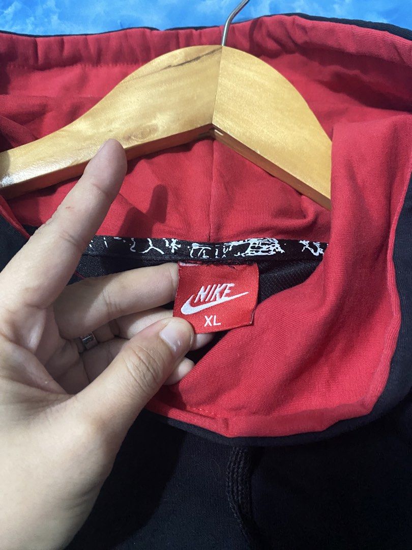 Nike hoodie (Category: Hoodies) located in Binan City. Submitted by rnj_affordable (Listing ID 1470729744, Image 3). Description: cut washtag .