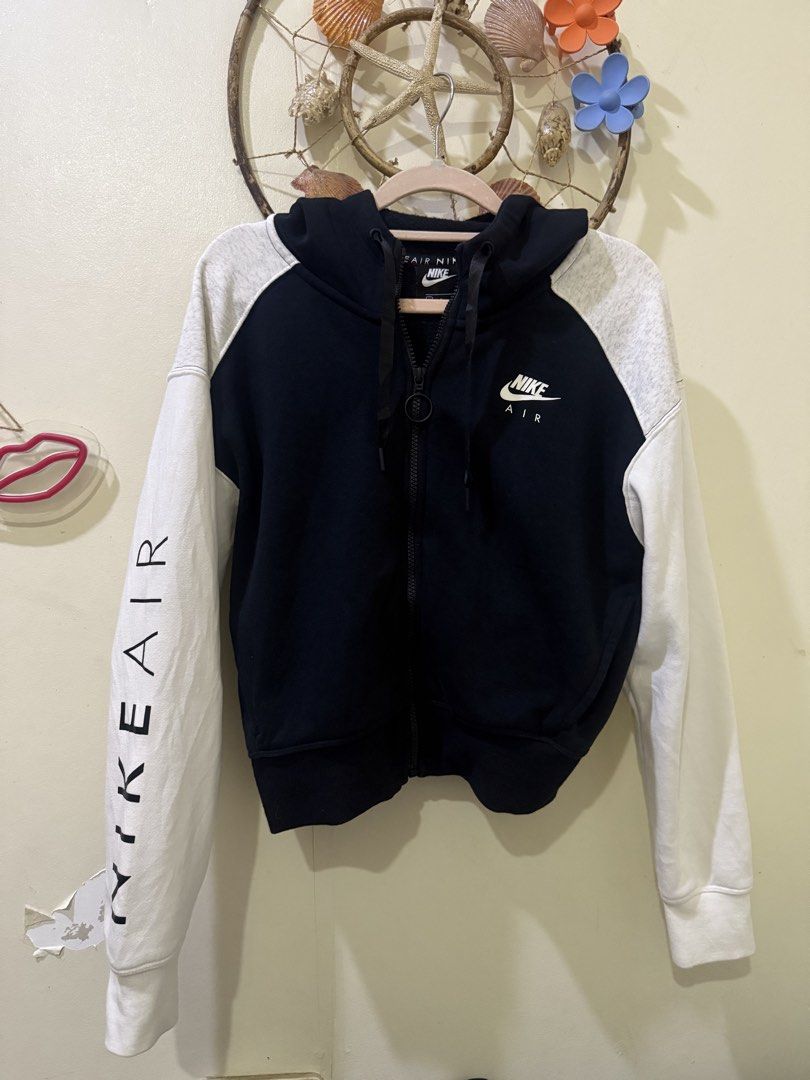 Nike Jacket (Category: Coats, Jackets and Outerwear) located in Cebu City. Submitted by hotchkisscebu (Listing ID 1470637939, Image 1). Description: Medium on tag.