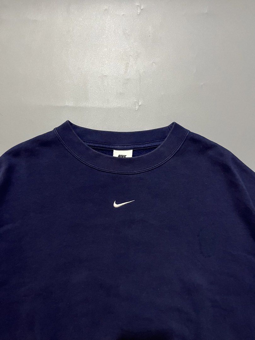 NIKE MIDSWOOSH SWEATER💋 (Category: Activewear) located in Santa Cruz. Submitted by __incognito (Listing ID 1470663932, Image 2). Description: NIKE MIDSWOOSH SWEATER💋 30 width 30 length -issue see pictures.