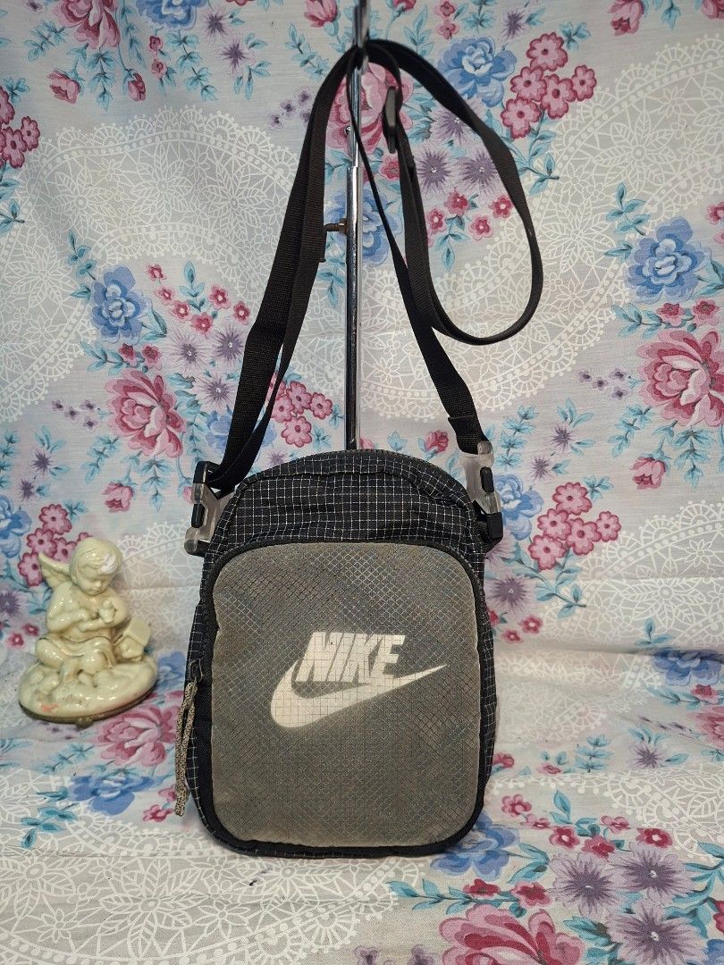 NIKE SLING BAG MEN (Category: Sling Bags) located in General Mariano Alvarez. Submitted by adonid (Listing ID 1470634814, Image 1). Description: GOOD CONDITION ORIGINAL NIKE SLING BAG NORMAL SIGN OF USAGE ONLY NO ISSUE.