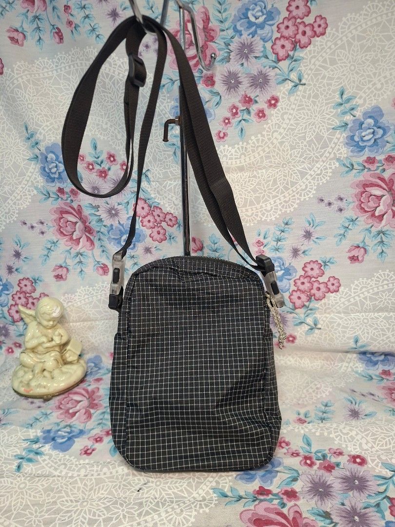 NIKE SLING BAG MEN (Category: Sling Bags) located in General Mariano Alvarez. Submitted by adonid (Listing ID 1470634814, Image 3). Description: GOOD CONDITION ORIGINAL NIKE SLING BAG NORMAL SIGN OF USAGE ONLY NO ISSUE.