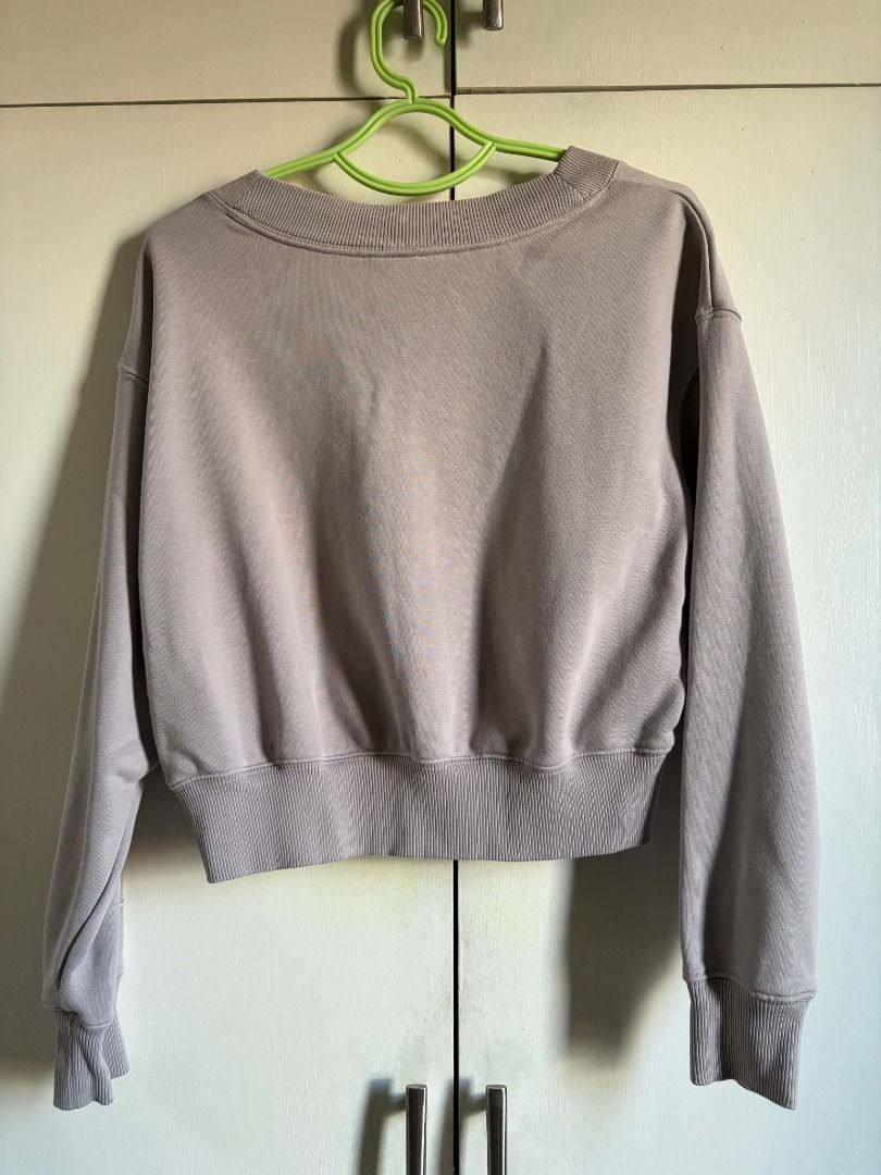 Nike Sportswear Phoenix Fleece (Category: Longsleeves) located in Quezon City. Submitted by gruthbue (Listing ID 1470566120, Image 2). Description: 📍Seller Loc.: Quezon City, Metro Manila Payment 1st (GCash/BDO) Grab Express/Lalamove or Meet up.