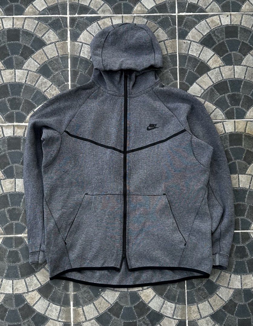 NIKE TECH JACKET (Category: Coats, Jackets and Outerwear) located in Manila. Submitted by urban-vintage_2 (Listing ID 1470566163, Image 1). Description: ISSUE: NONE (NEED WASH) MOP :GCASH (NO COD) SHIP VIA: LALAMOVE & J&T LOCATION: PASIG CITY LENGTH: 30 WIDTH :23-24.