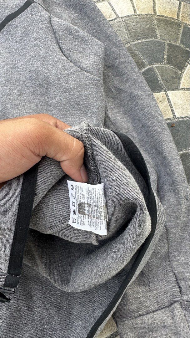 NIKE TECH JACKET (Category: Coats, Jackets and Outerwear) located in Manila. Submitted by urban.vintage (Listing ID 1470594767, Image 3). Description: ISSUE: SMALL PINHOLE (NEED WASH) MOP :GCASH (NO COD) SHIP VIA: LALAMOVE & J&T LOCATION: PASIG CITY LENGTH: 28 WIDTH :23.