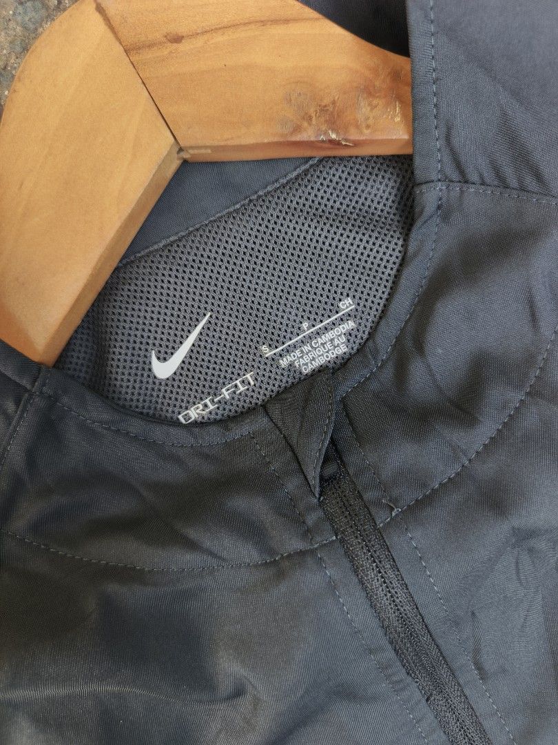 Nike Track Jacket (Category: Coats, Jackets and Outerwear) located in Trento. Submitted by renanteblanco113 (Listing ID 1470590866, Image 3). Description: Nike Track Jacket Dimes: 20x28 Excellent condition Color rate: 9.8/10 "color may vary due to lighting outdoor" no issue.