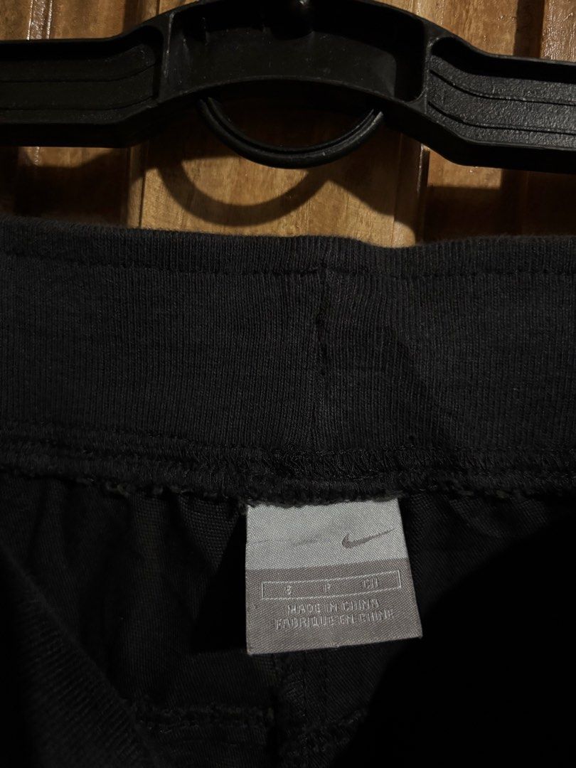 Nike Utility Cargo Pants🖤size 30-32 (Category: Activewear) located in Maasin. Submitted by chevyferna66833 (Listing ID 1470577634, Image 3). Description: Nike Utility Cargo Pants🖤 Waistline 30-32 Length 37.5 Excellent condition Mine 710.